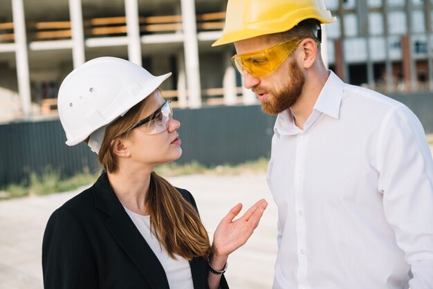 Erbauer, die auf Baustelle sprechen