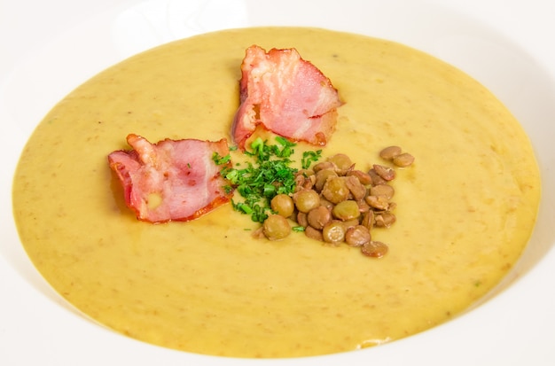 Erbsensuppe mit Speck