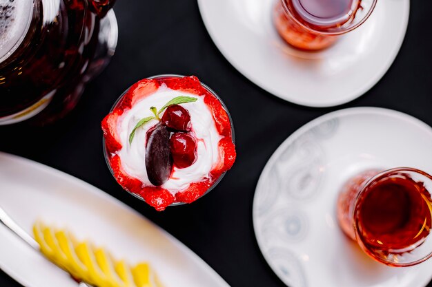 Erdbeer-Dessertcreme-Schokoladenplätzchen-Kirsch-Tee-Draufsicht