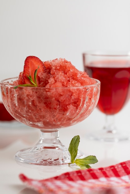 Erdbeer-Granita-Dessert hautnah