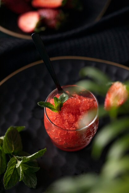 Erdbeer-Granita-Dessert mit Minze im hohen Winkel