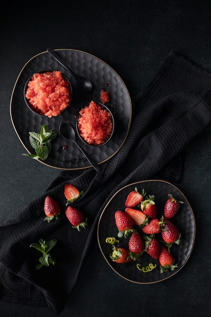 Erdbeer-Granita-Dessert mit tadelloser Draufsicht