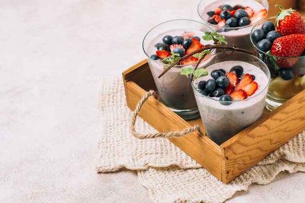 Erdbeer-Heidelbeer-Smoothies in Gläsern