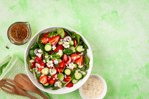 Erdbeer-Spinat-Salat auf grünem Hintergrund