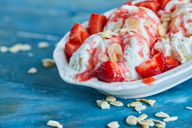 Erdbeer-Vanille-Eis mit Streuseln in der weißen Platte