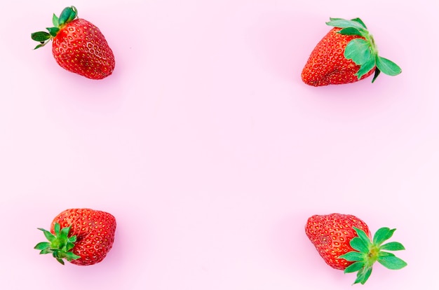 Erdbeere auf hellem Hintergrund