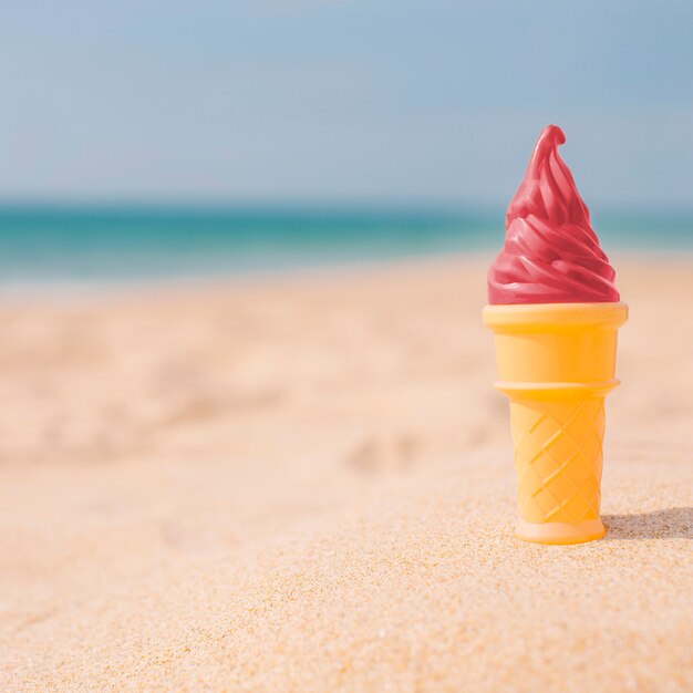 Erdbeereis am Strand