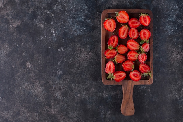 Erdbeeren auf einem Holzbrett auf dem grauen Marmor, Draufsicht