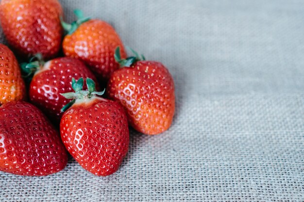 Erdbeeren auf einem Tuch