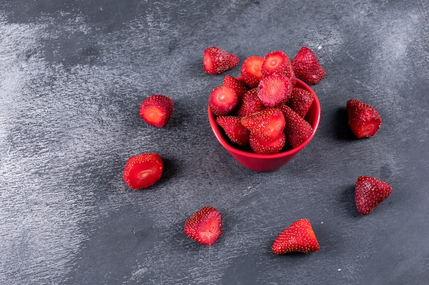 Kostenloses Foto erdbeeren in einer schüssel mit anderen, die kreis bilden