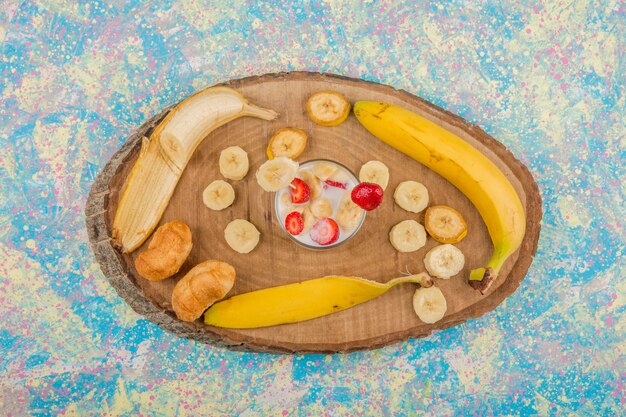 Erdbeeren in Sahne serviert mit Bananen- und Blätterteiggebäck, Draufsicht