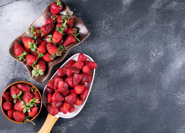 Erdbeeren in Schalen und Copyspace