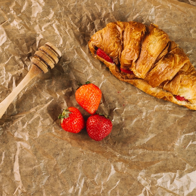 Kostenloses Foto erdbeeren und croissant zum frühstück