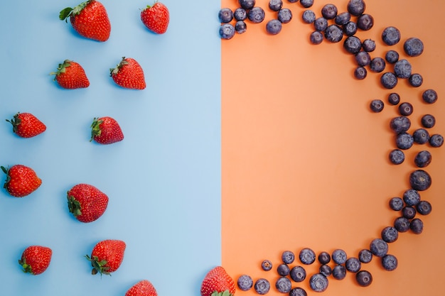 Erdbeeren und Heidelbeeren kreiseln