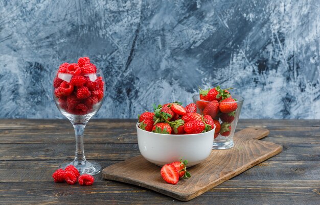 Erdbeeren und Himbeeren in Glasbehältern
