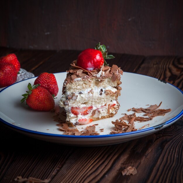 Erdbeerfruchtkuchen im Teller auf Holztisch