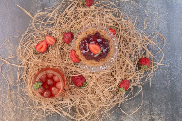 Erdbeergebäck mit kaltem Saft auf Marmoroberfläche