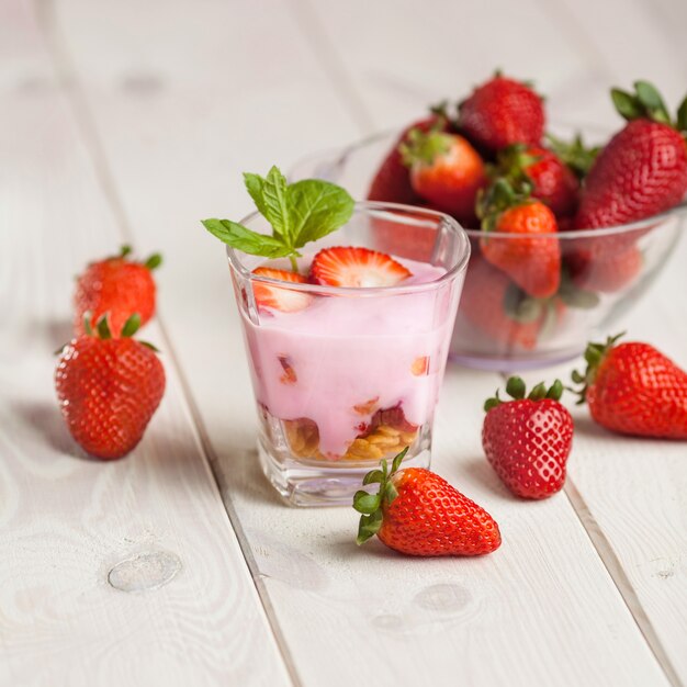 Erdbeerjoghurt und Müsli im Glas