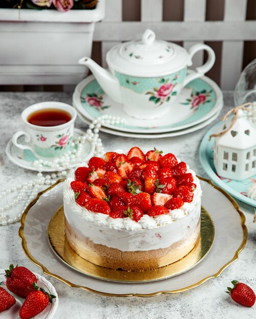 Erdbeerkäsekuchen mit vielen Erdbeeren an der Spitze