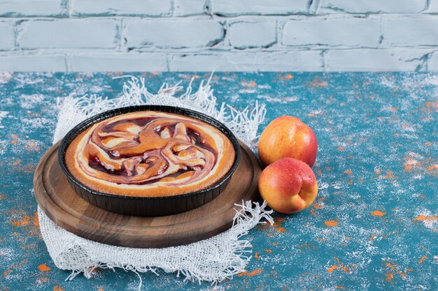 Erdbeerkuchen mit frischen Pfirsichen herum.