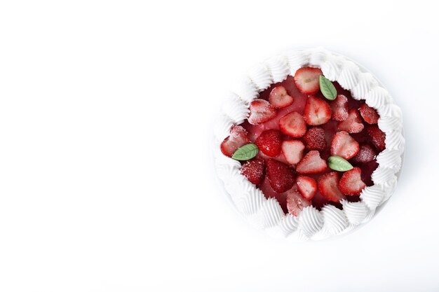 Erdbeerkuchen mit Sahne isoliert auf weißem Hintergrund