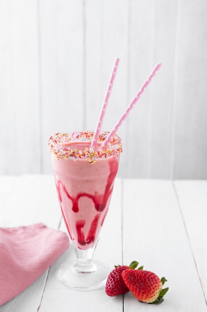 Kostenloses Foto erdbeermilchshake auf dem tisch