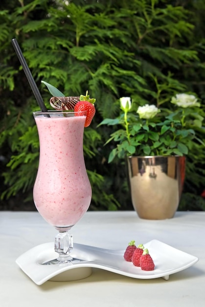 Kostenloses Foto erdbeermilchshake auf dem tisch