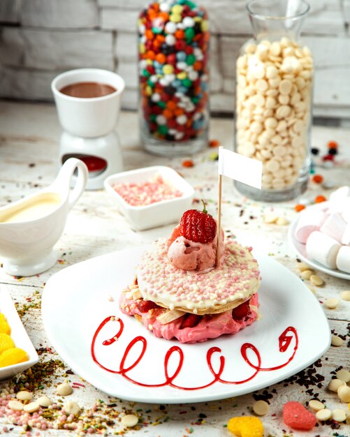 Erdbeerpfannkuchen mit Schokoladenbällchen und Eiscreme überzogen