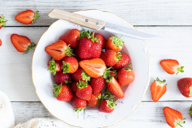 Erdbeerteller mit Messer flach legen