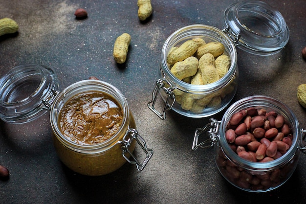 Erdnussbutter im glas und erdnüsse in gläser