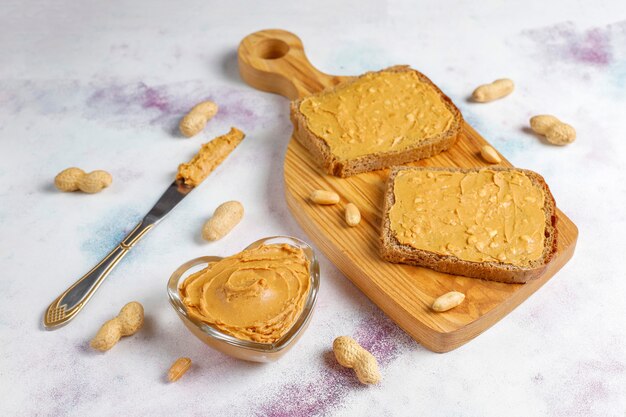 Erdnussbuttersandwiches oder Toast mit Himbeermarmelade.