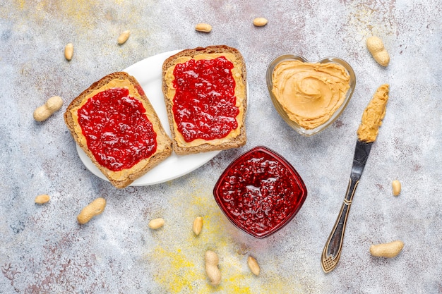 Erdnussbuttersandwiches oder Toast mit Himbeermarmelade.