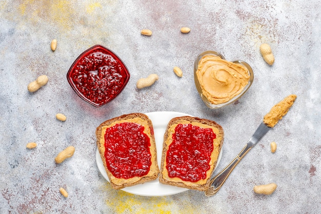 Erdnussbuttersandwiches oder Toast mit Himbeermarmelade.