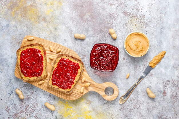 Erdnussbuttersandwiches oder Toast mit Himbeermarmelade.