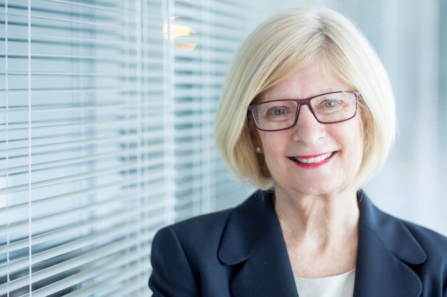 Erfahrene ältere weibliche Führungskraft in Brillen