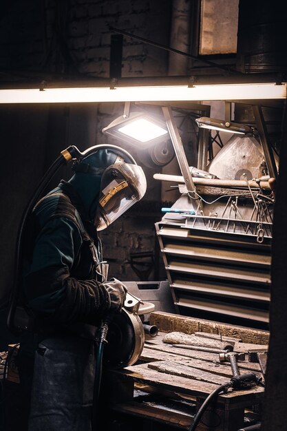 Erfahrene Arbeiter reparieren Metallteile für Werkzeugmaschinen in einer geschäftigen Fabrik.