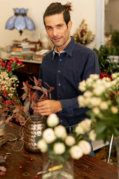 Erfahrener Florist, umgeben von Blumen