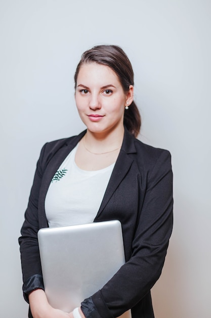 Erfolgreiche Frau stand mit Laptop