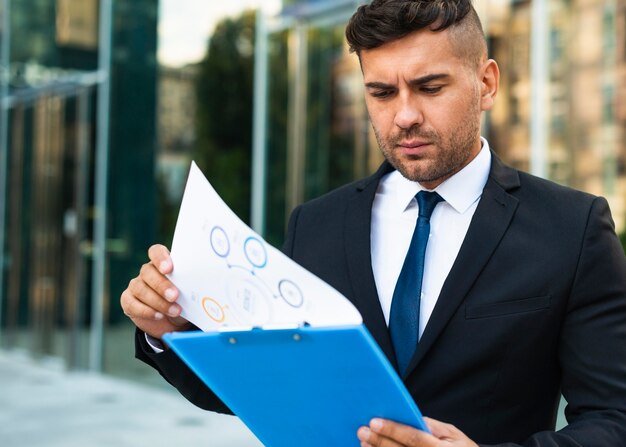 Erfolgreiche Geschäftsperson, die von draußen arbeitet