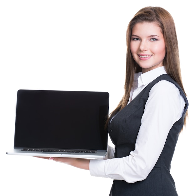 Erfolgreiche junge geschäftsfrau, die laptop hält - lokalisiert auf weiß.