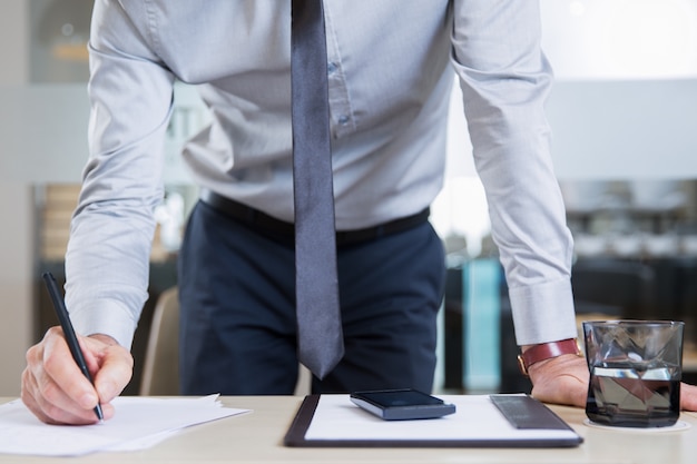 Kostenloses Foto erfolgreiche unternehmer unterzeichnen vertrag in office