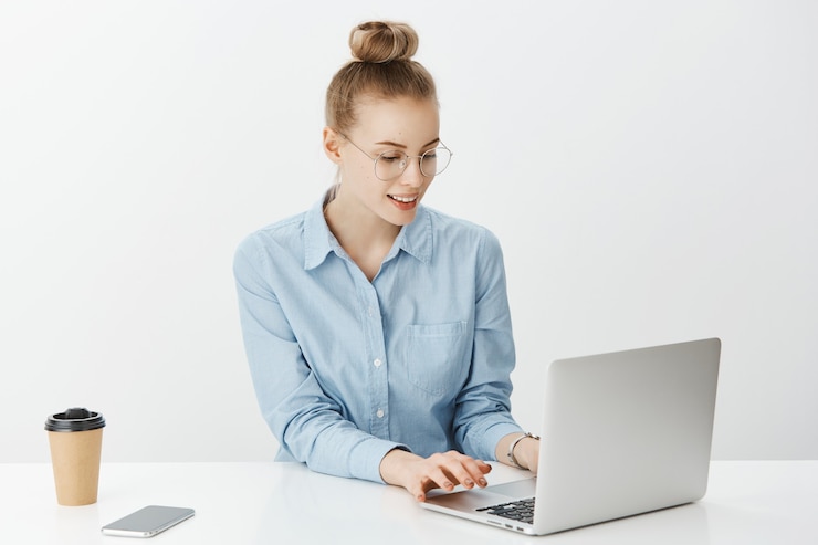 Kostenlose Foto erfolgreiche unternehmerin mit blauem halsband