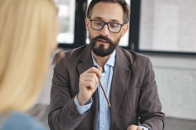 Erfolgreicher bärtiger Mann Arbeitgeber interviewt Frau für Job