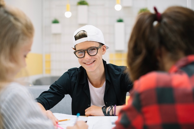 Erfolgreicher Schüler posiert am Tisch