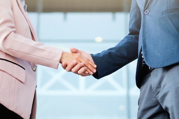 Erfolgreiches Geschäft peolple Handshaking nach gutem Geschäft.