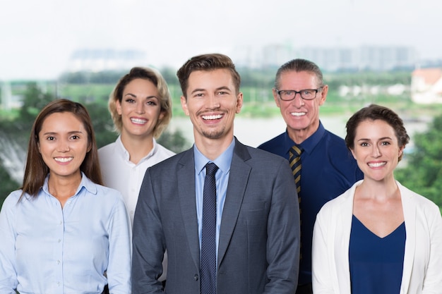 Erfolgreiches Geschäfts-Team in die Kamera Lächeln