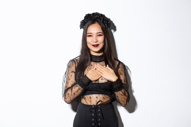 Portrat Der Dummen Attraktiven Asiatischen Frau Die Herum Spielt Wahrend Sie Halloween Kostum Tragt Und Uber Weisser Wand Steht Kostenlose Foto