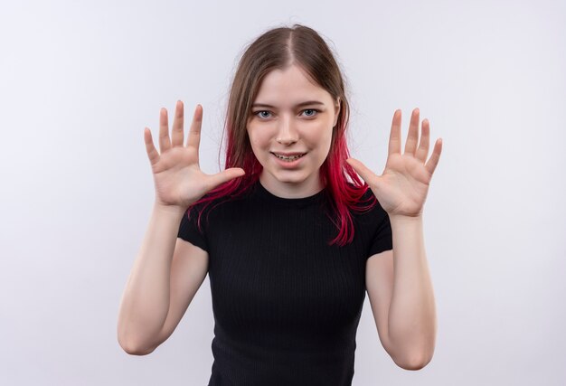 Erfreutes junges schönes Mädchen, das schwarzes T-Shirt trägt Größe zeigt auf lokalisiertem weißem Hintergrund