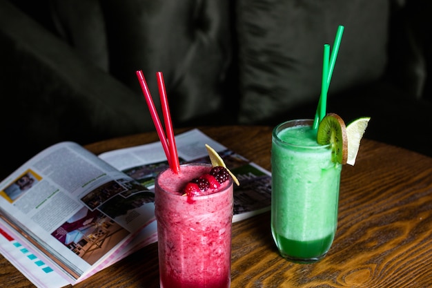 Erfrischende Cocktails Kiwi mit Limette und Beeren