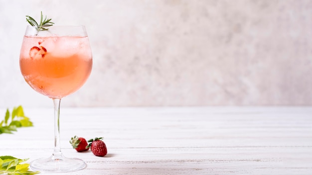 Erfrischender alkoholischer Cocktail der Nahaufnahme mit Kopienraum
